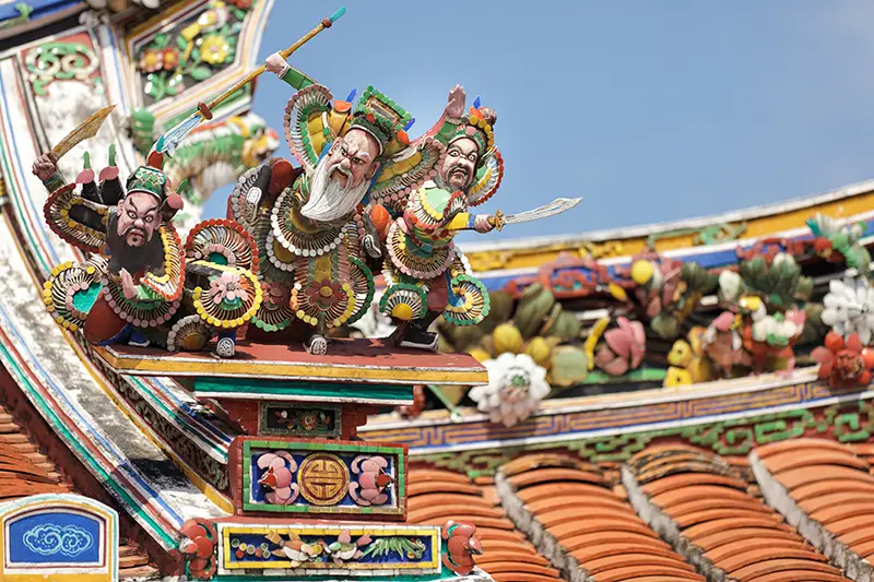 Intricate sculptures on the roof of Cheng Hoon Teng Temple in Malacca, a must-visit attraction on a one day tour to Malacca